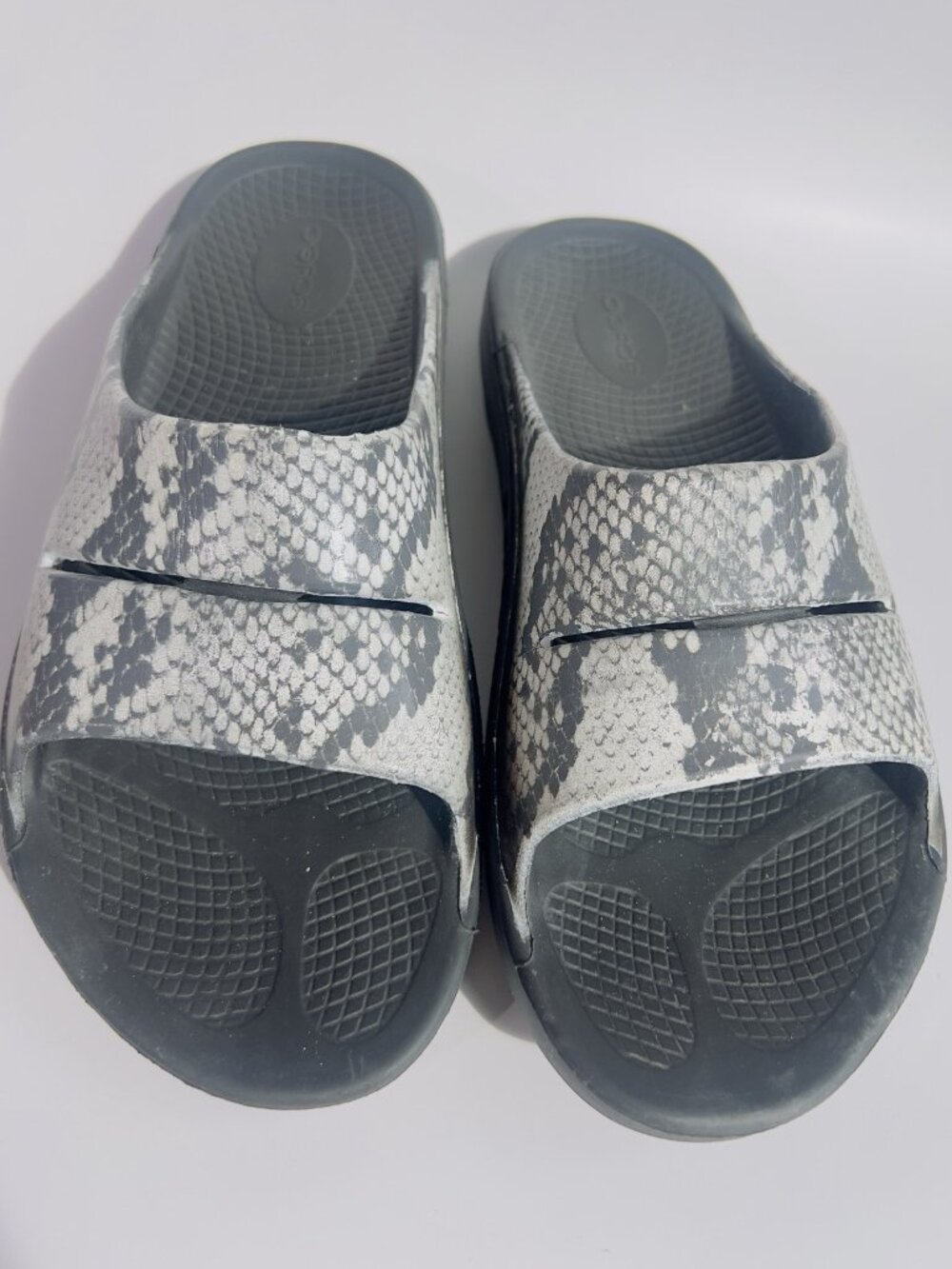 OOFOS OOahh Recovery Slide Sandals Animal Print Women’s 11 / Men’s 9 - Picture 3 of 12